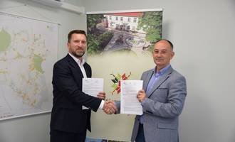 Obraz przedstawiający Umowa na budowę przedszkola w Krynicznie podpisana