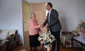 Obraz przedstawiający Jubileusz 90-lecia urodzin Pani Kazimiery Kozińskiej